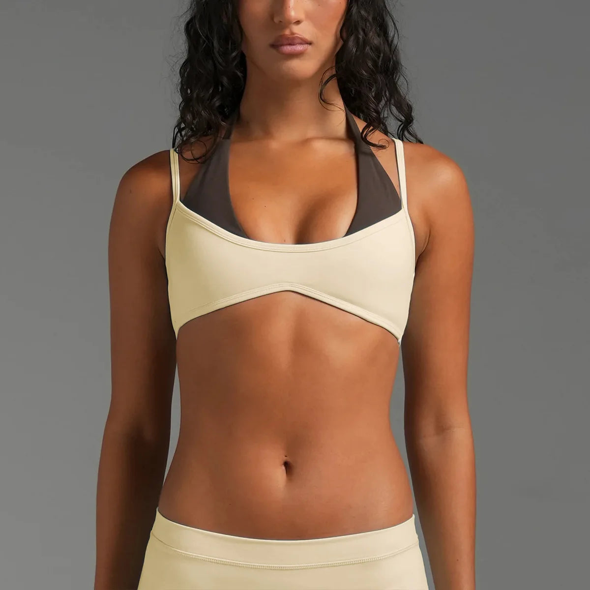 Sujetador deportivo tipo halter con tirantes ajustables para mujer