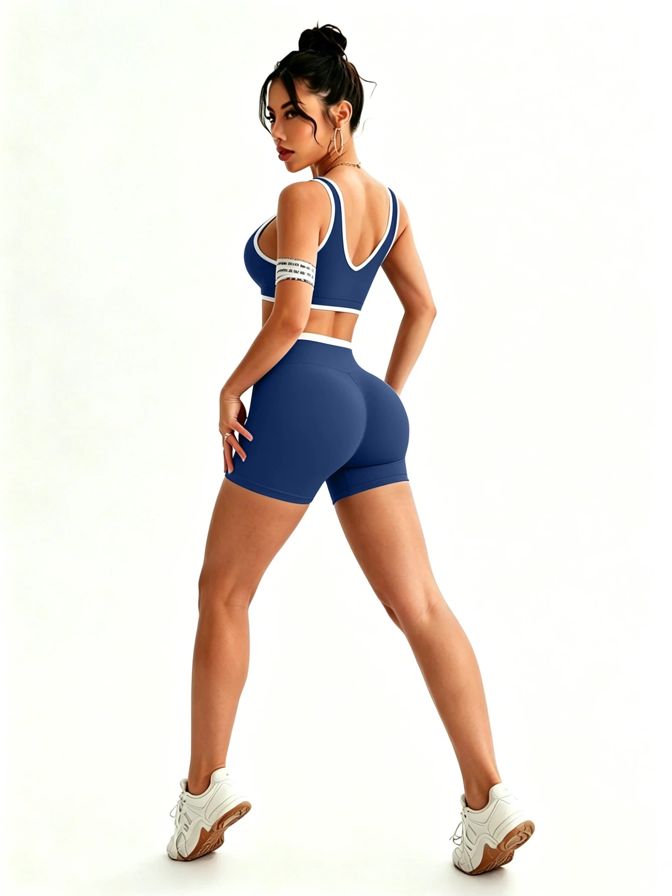 Conjunto deportivo de mujer con shorts de cintura alta cruzados