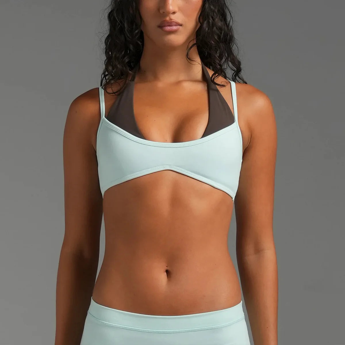 Sujetador deportivo tipo halter con tirantes ajustables para mujer