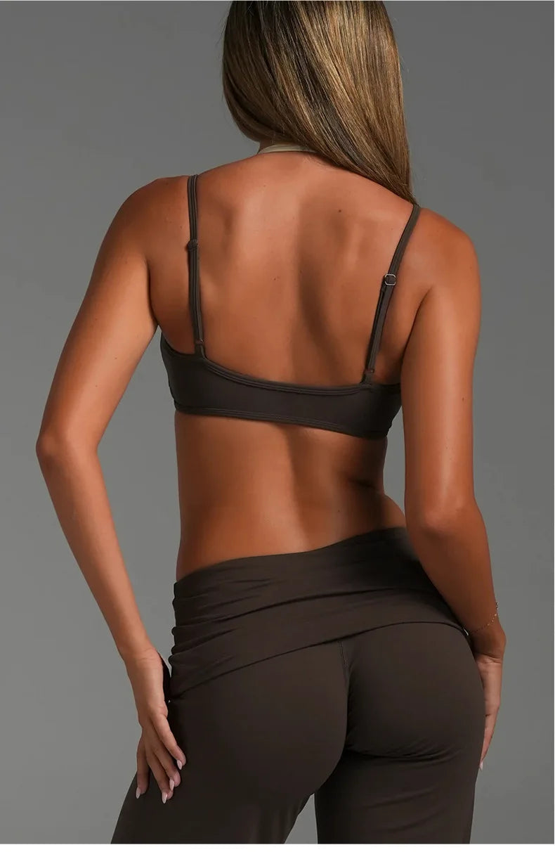 Sujetador deportivo tipo halter con tirantes ajustables para mujer