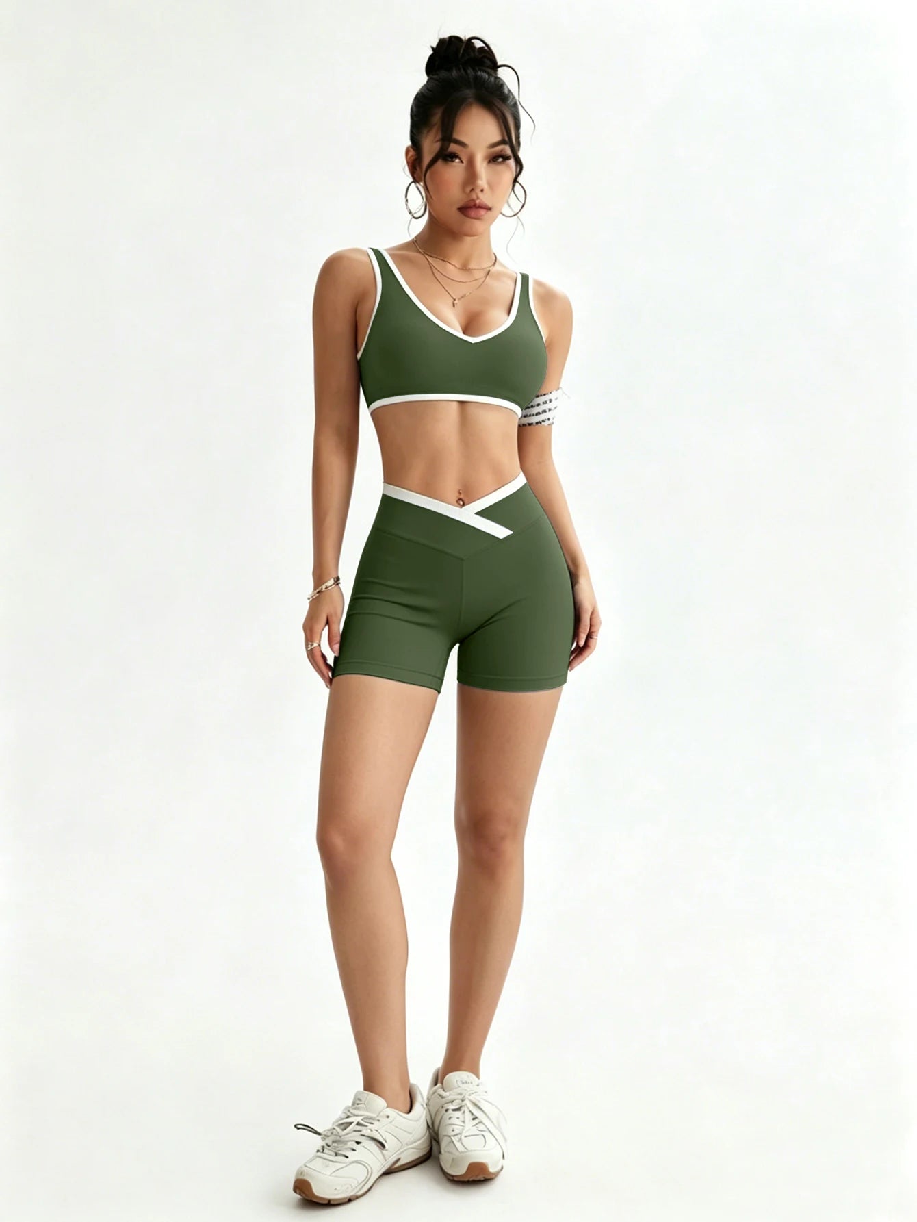 Conjunto deportivo de mujer con shorts de cintura alta cruzados