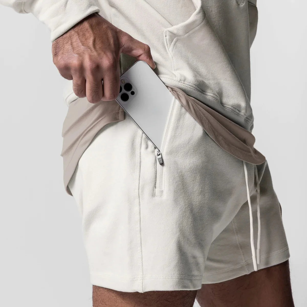 Pantalones cortos para hombre con logo bordado.